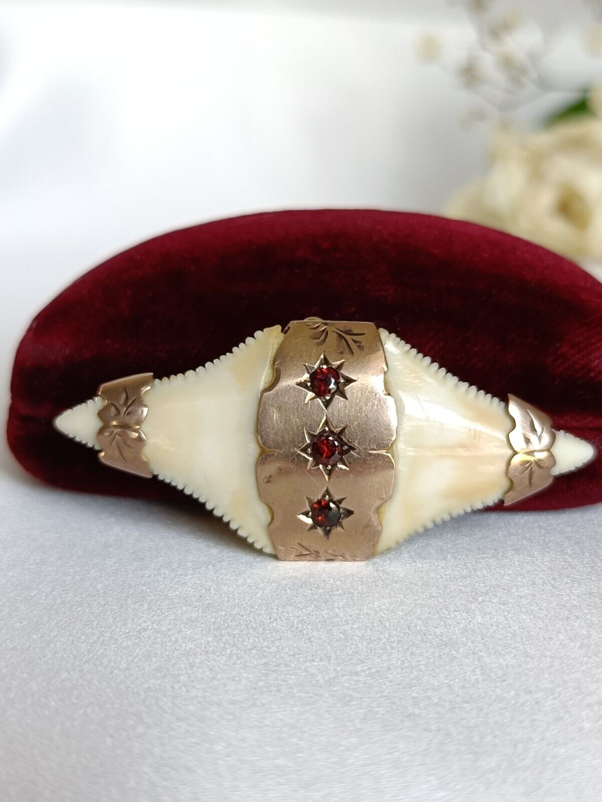 Antique Australian 9ct Gold & Garnet Double Shark tooth brooch