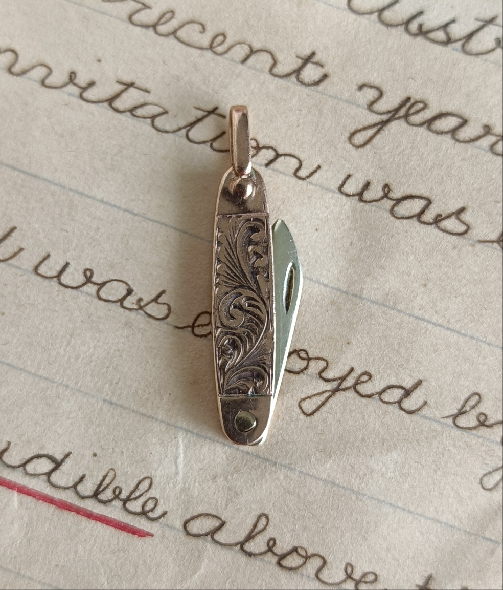 Ornate Antique 1880-1910 9ct gold miniature folding knife pendant
