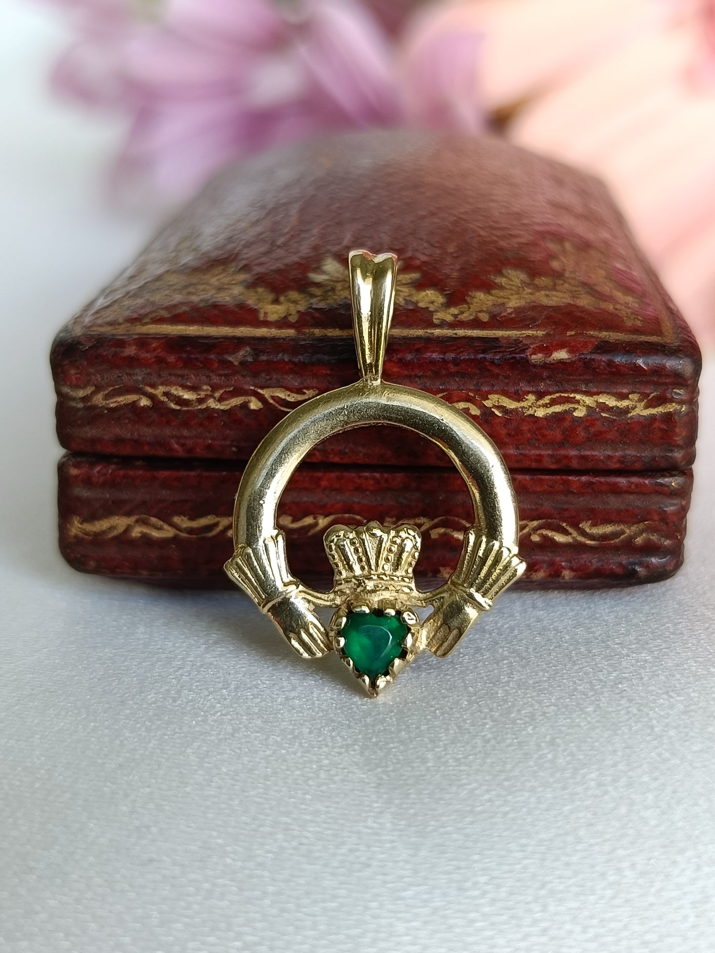 Vintage 1991 English crafted green stone Claddagh pendant
