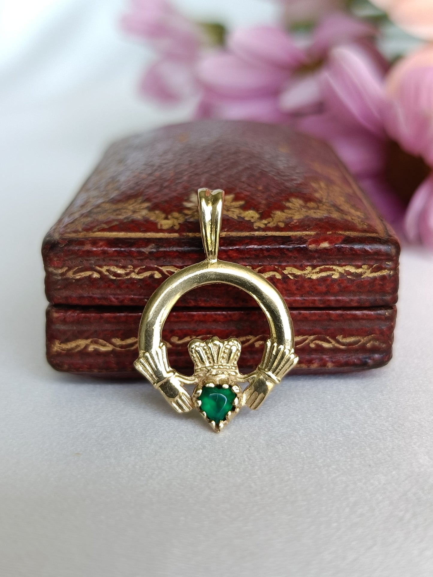 Vintage 1991 English crafted green stone Claddagh pendant