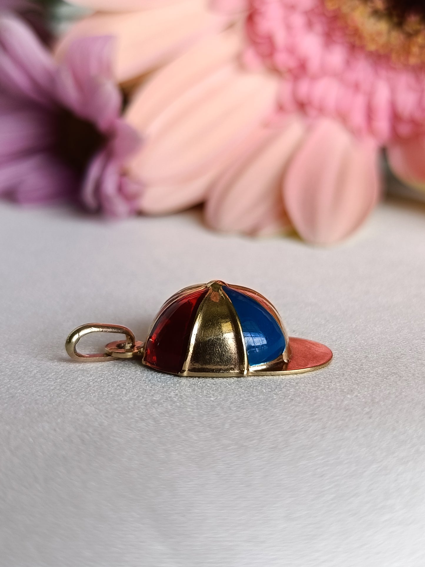 Preloved UNOAERRE 9ct yellow gold & enamel jockey cap hat charm or pendant