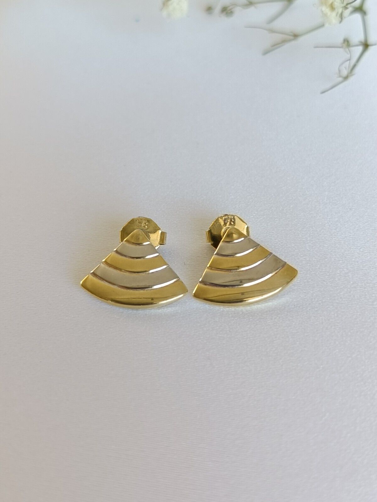 9ct Yellow & White Gold Pyramid Shaped Stud Earrings