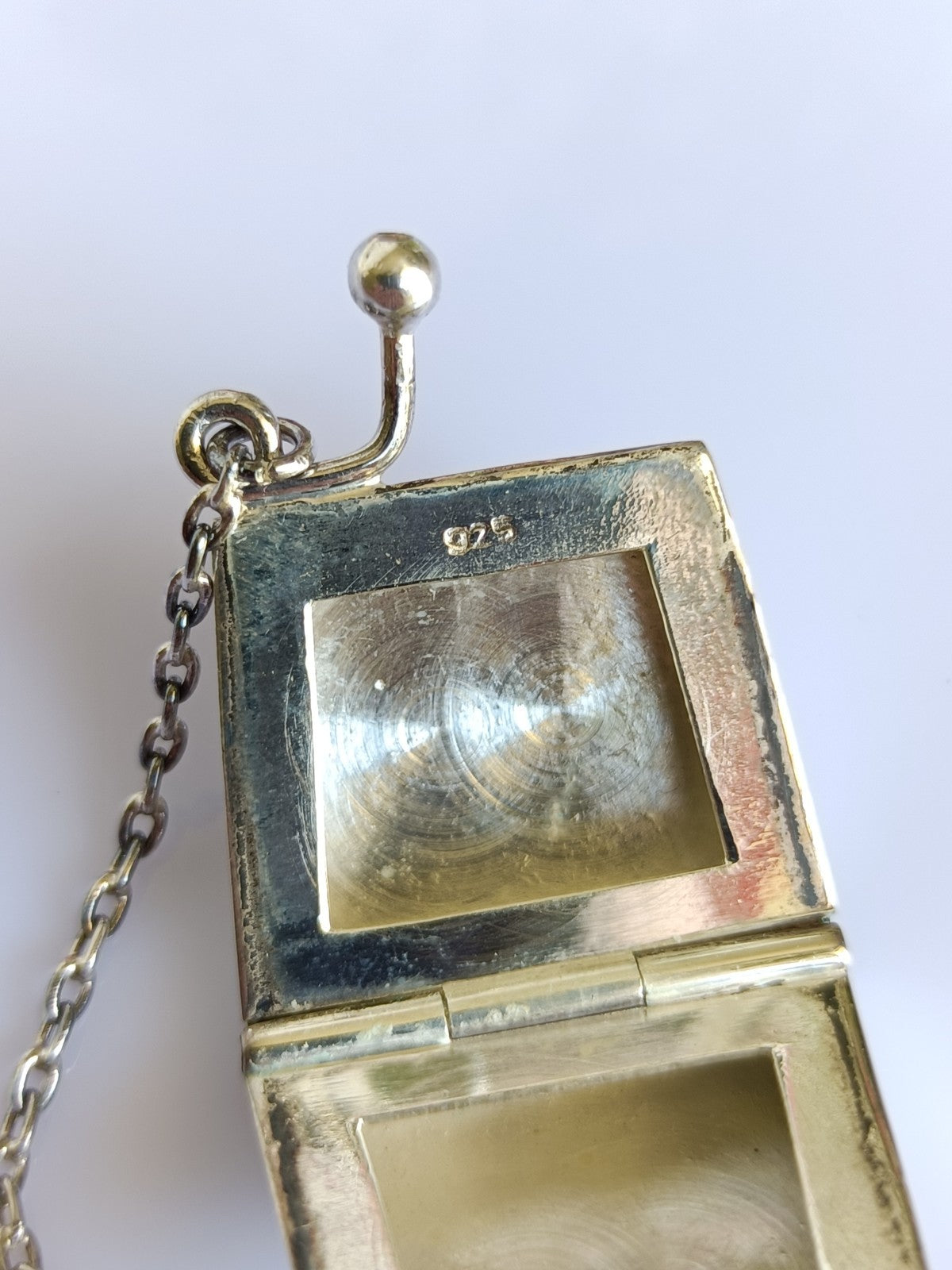 8423546