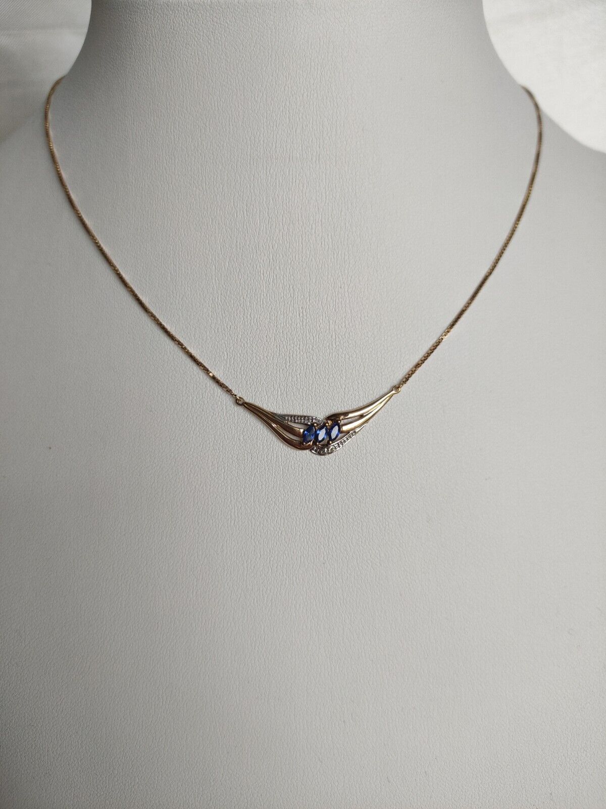 Elegant 9ct Yellow Gold Blue Sapphire Pendant Necklet  Box Chain Necklet 39cm