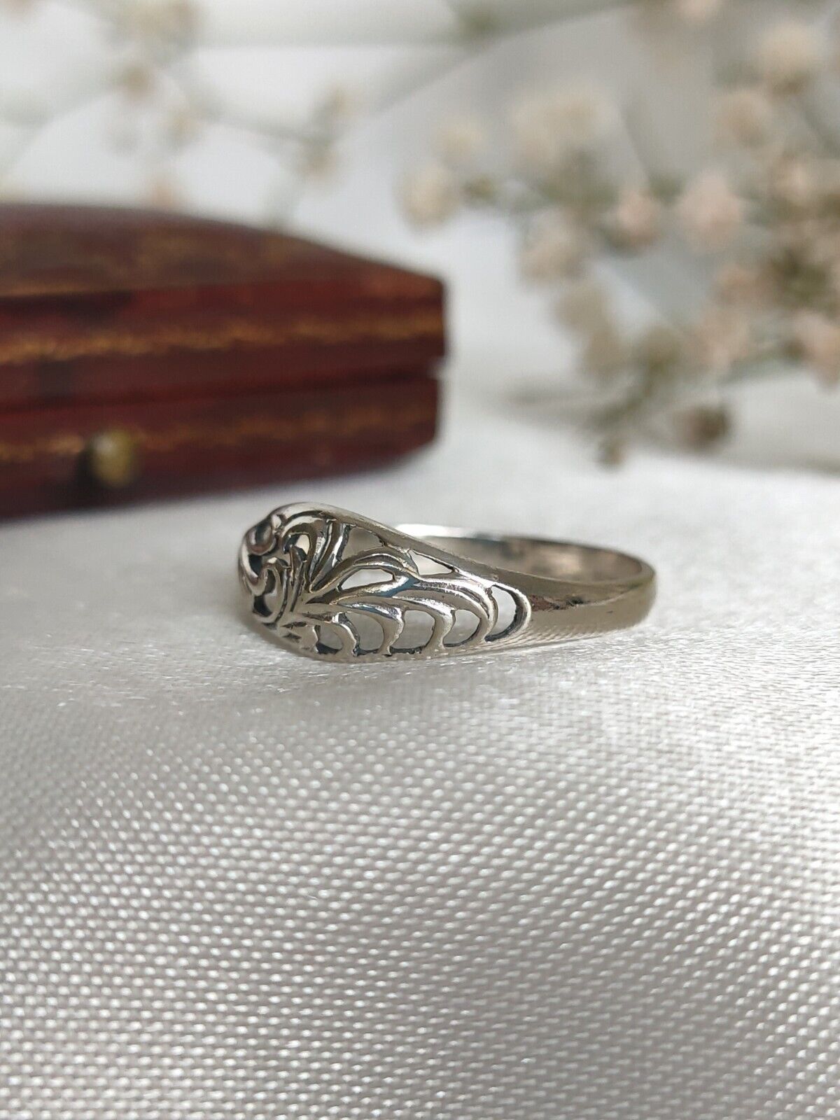 Vintage 925 Sterling Silver Filigree Feather Detail Domed Band Ring Size 8 1/4 P