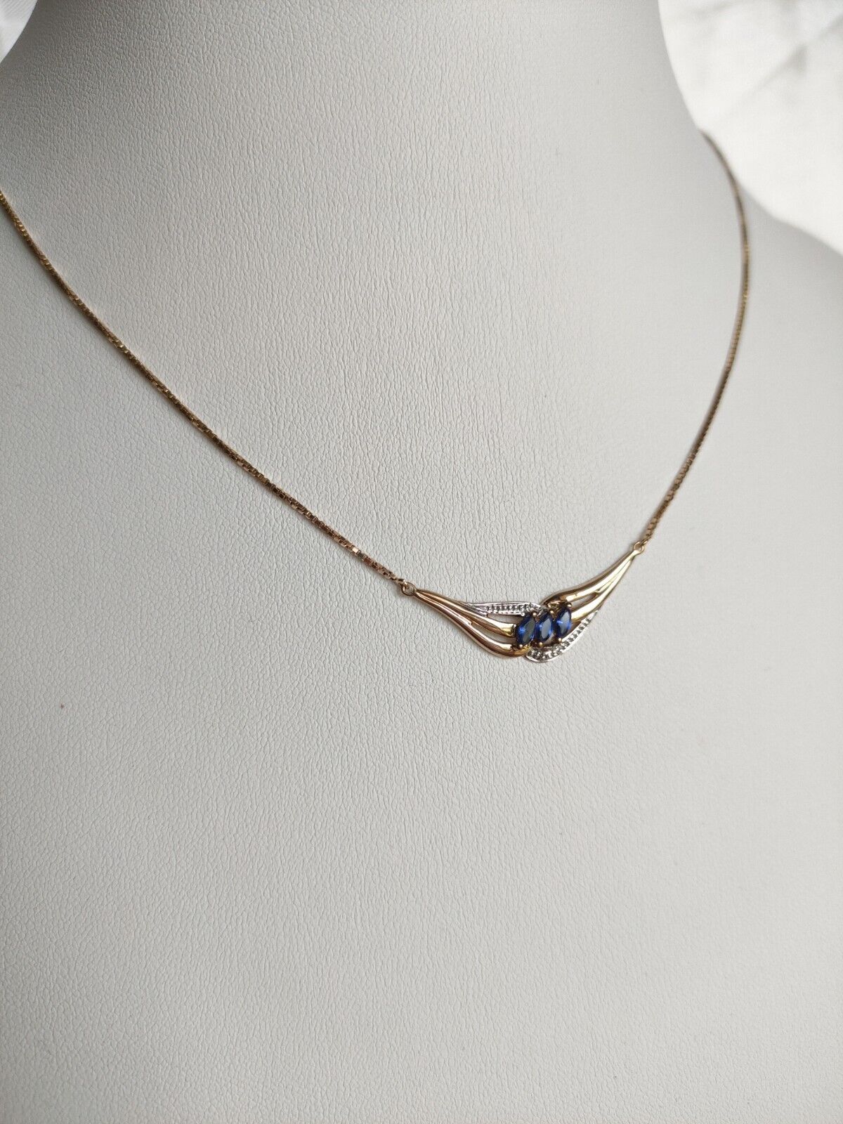 Elegant 9ct Yellow Gold Blue Sapphire Pendant Necklet  Box Chain Necklet 39cm