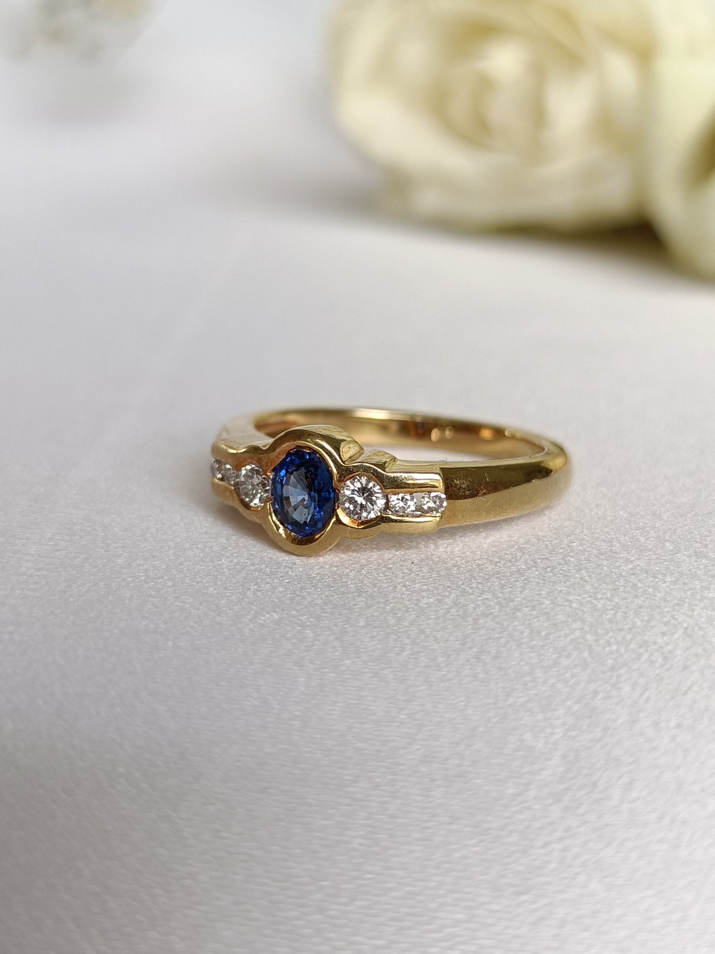 Exquisite solid 18ct yellow gold Bezel Set Sapphire & Diamond  ring