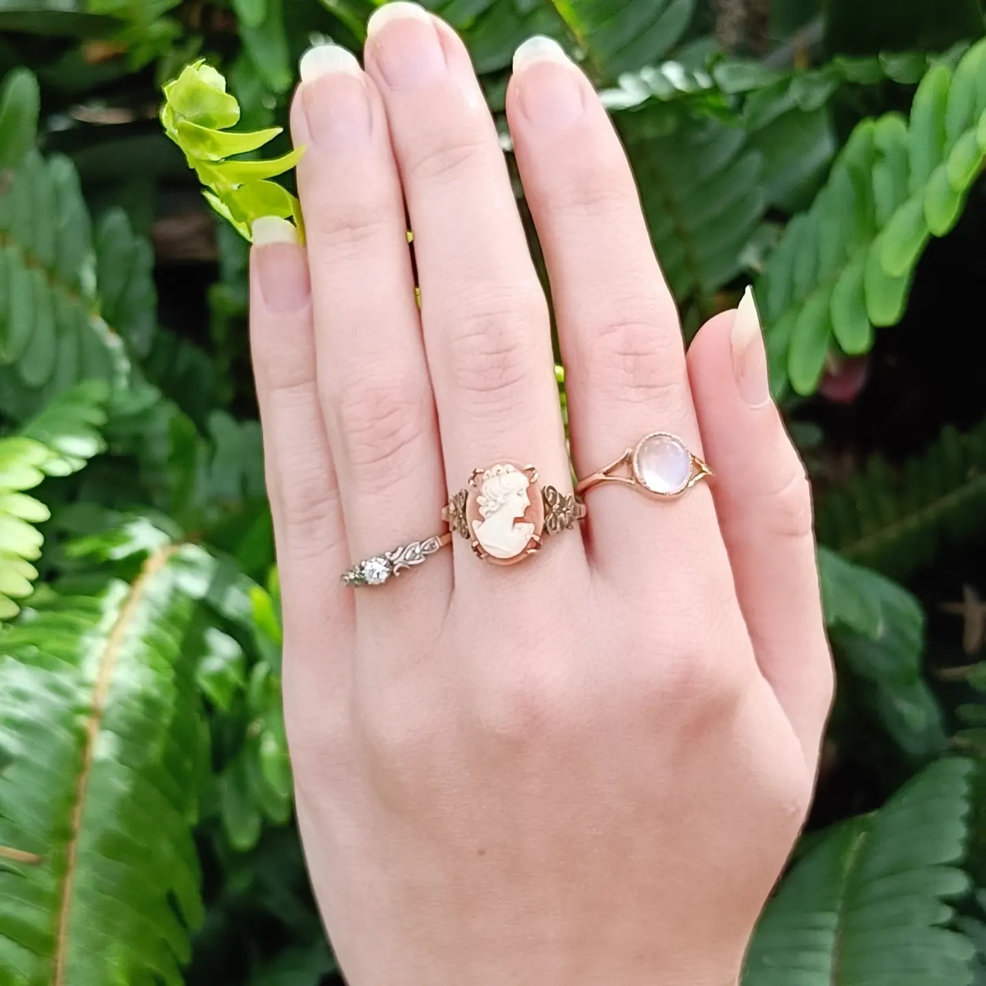 Vintage 1940's 9ct yellow gold shell cameo cocktail ring