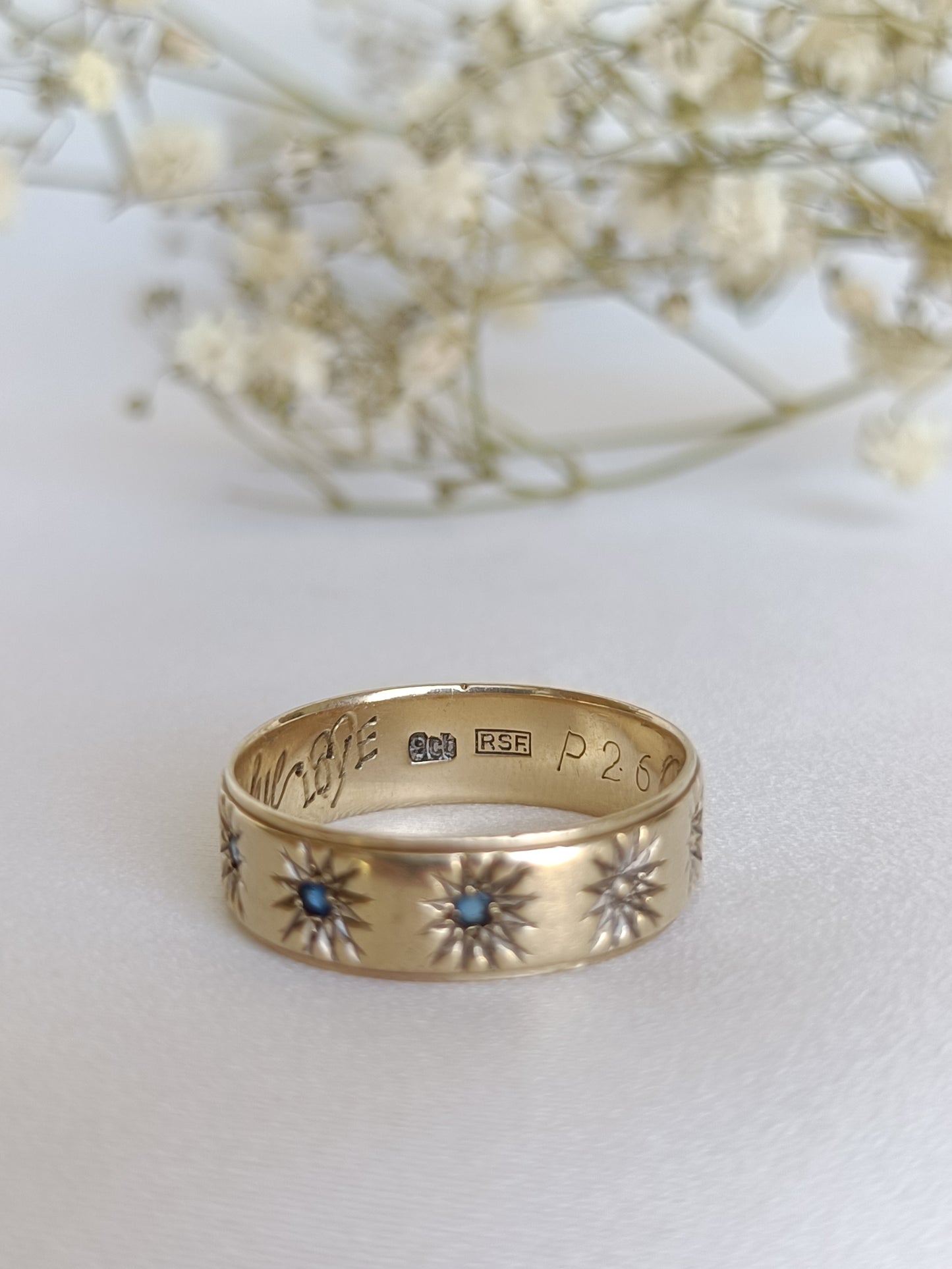 Vintage 1970's RSF 9ct yellow gold & blue spinel star etched band ring