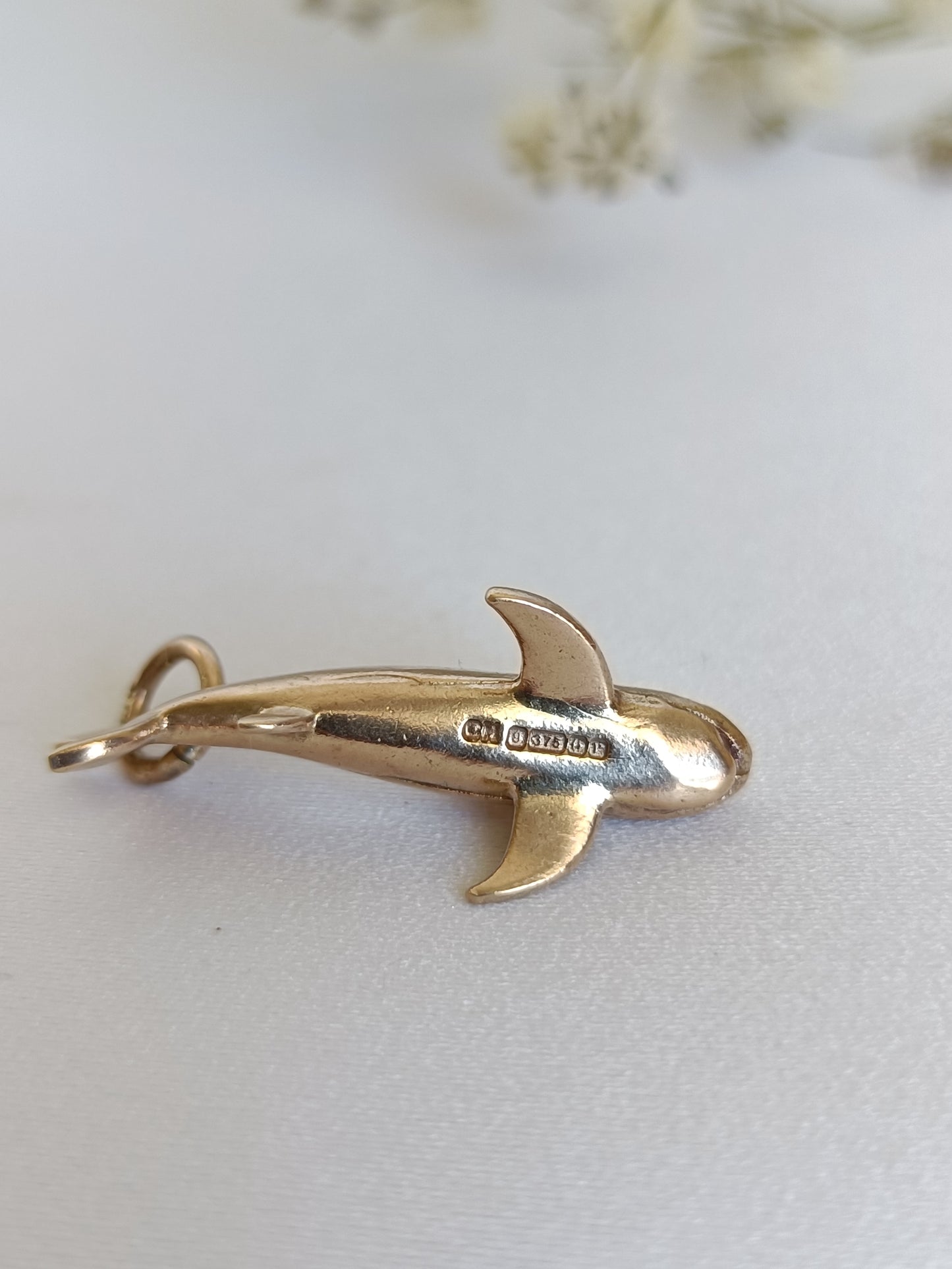 Vintage 1970 English crafted 9ct yellow gold shark charm or pendant