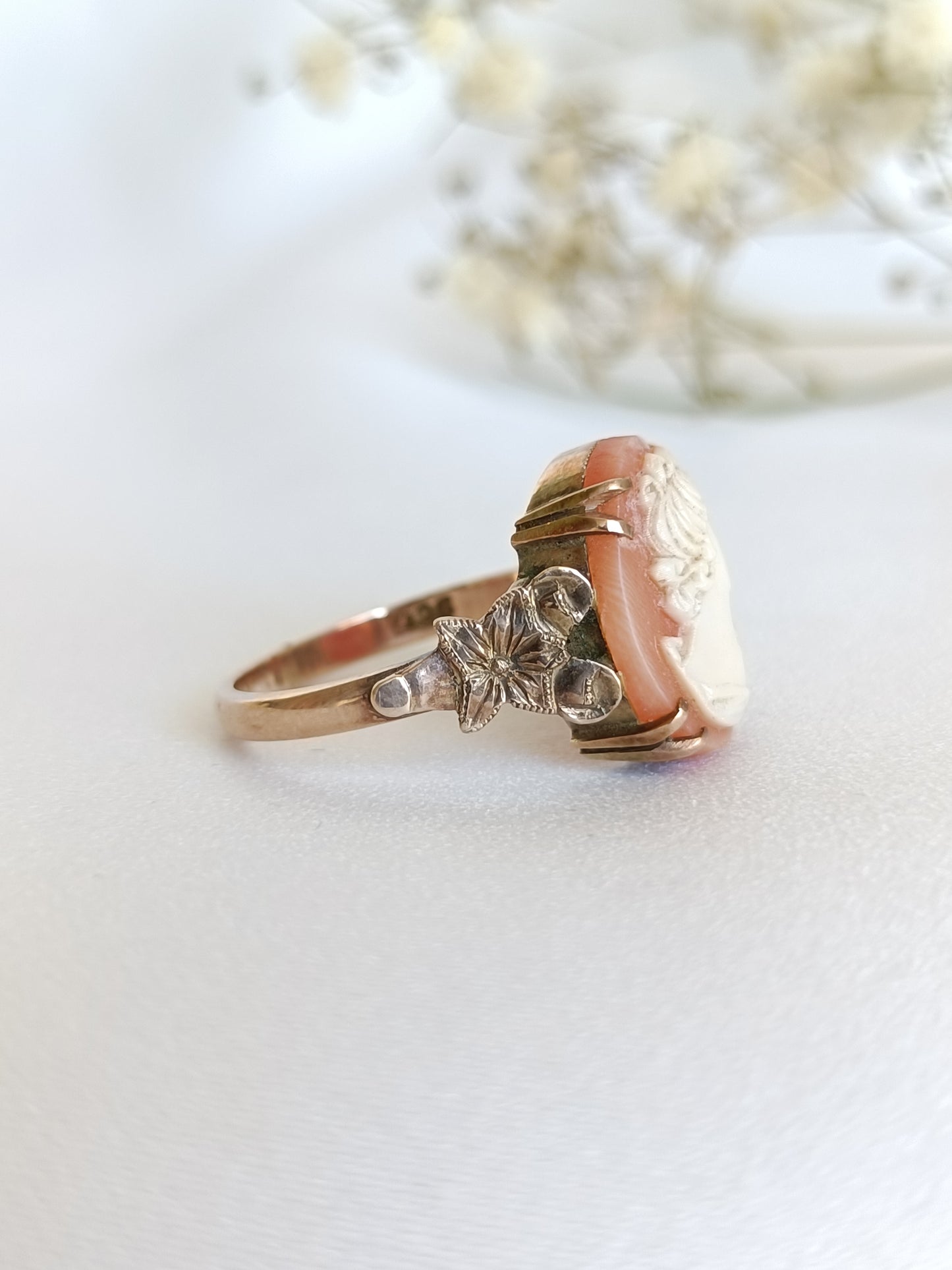 Vintage 1940's 9ct yellow gold shell cameo cocktail ring