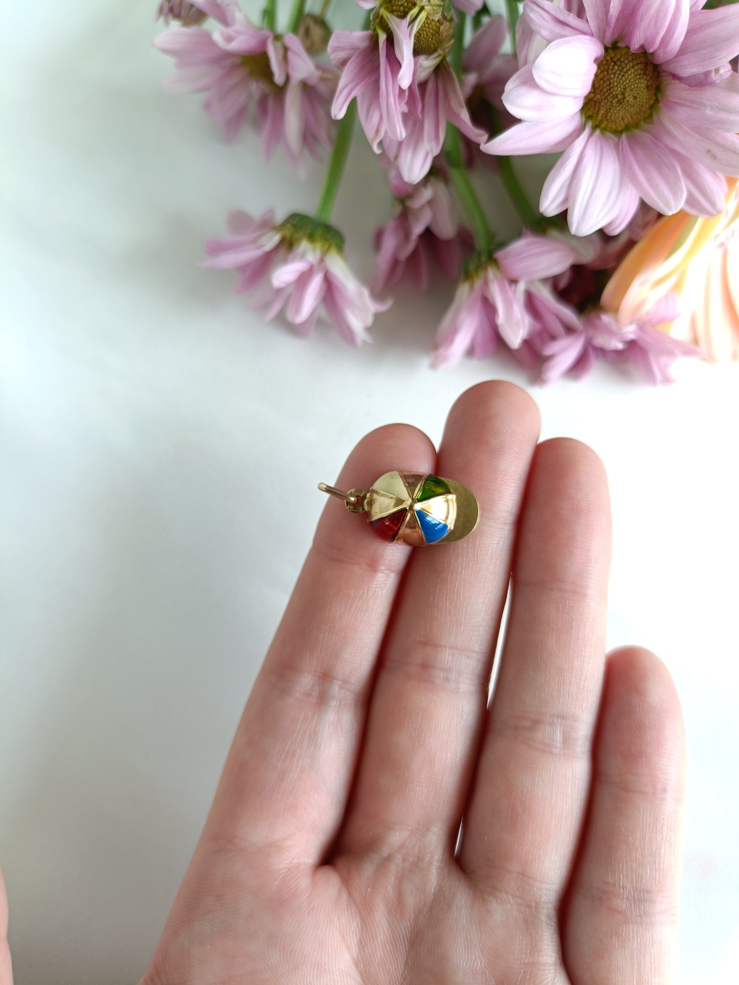 Preloved UNOAERRE 9ct yellow gold & enamel jockey cap hat charm or pendant