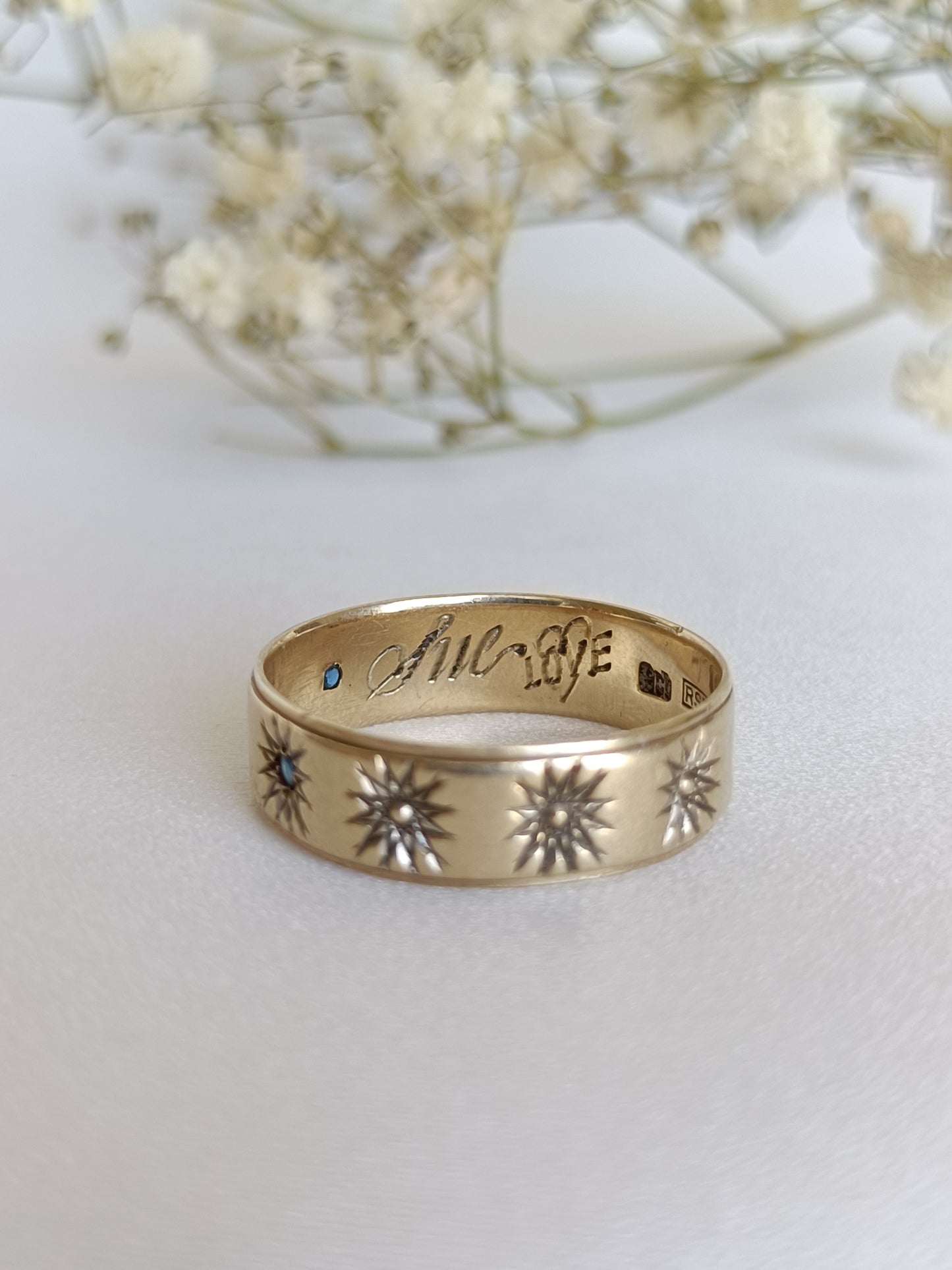 Vintage 1970's RSF 9ct yellow gold & blue spinel star etched band ring