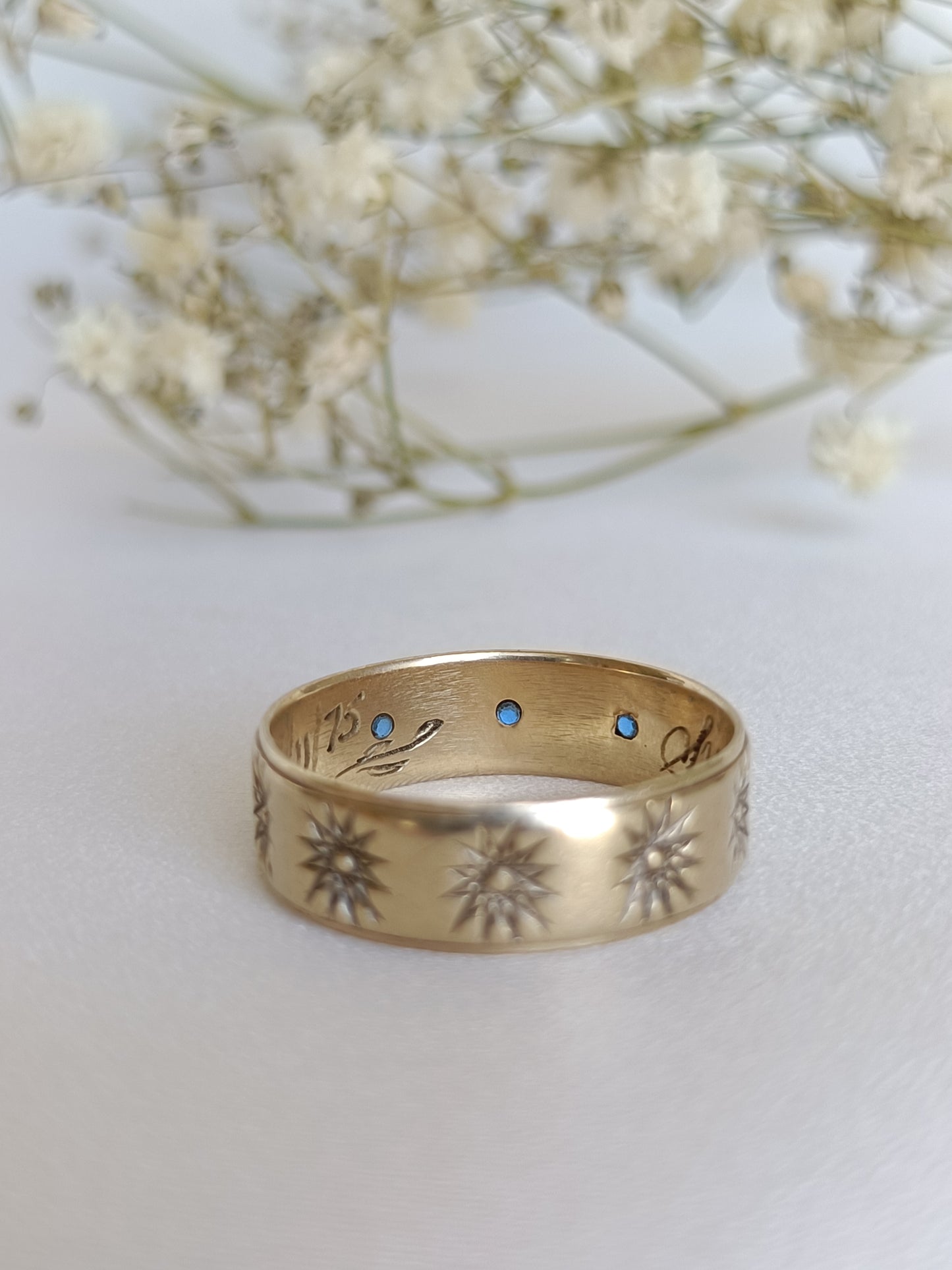 Vintage 1970's RSF 9ct yellow gold & blue spinel star etched band ring