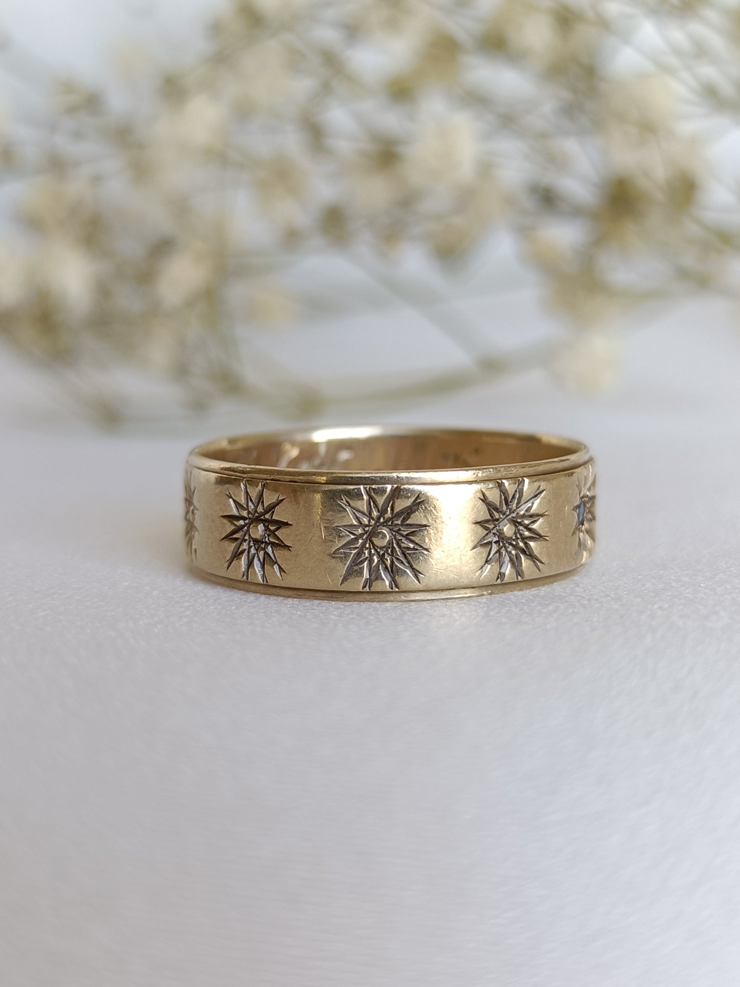 Vintage 1970's RSF 9ct yellow gold & blue spinel star etched band ring