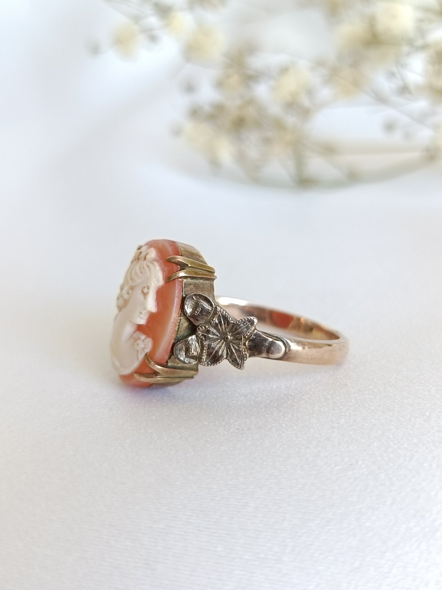 Vintage 1940's 9ct yellow gold shell cameo cocktail ring