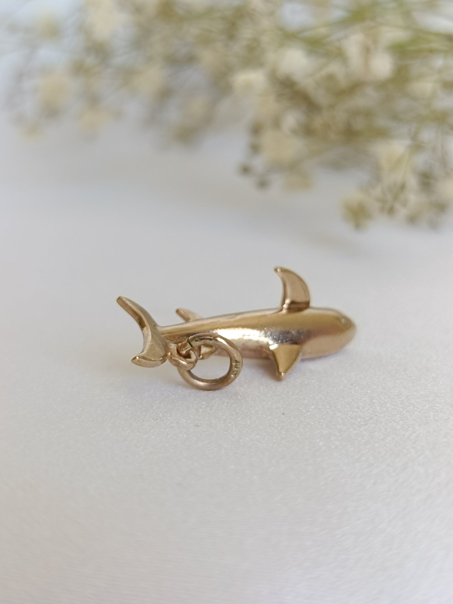 Vintage 1970 English crafted 9ct yellow gold shark charm or pendant