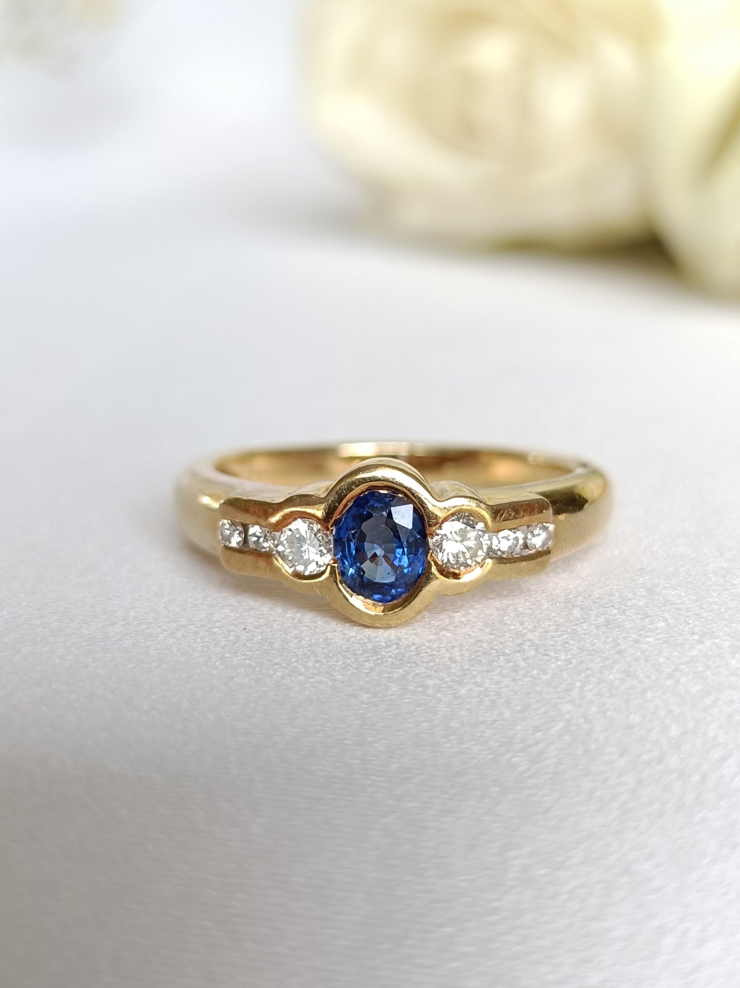 Exquisite solid 18ct yellow gold Bezel Set Sapphire & Diamond  ring