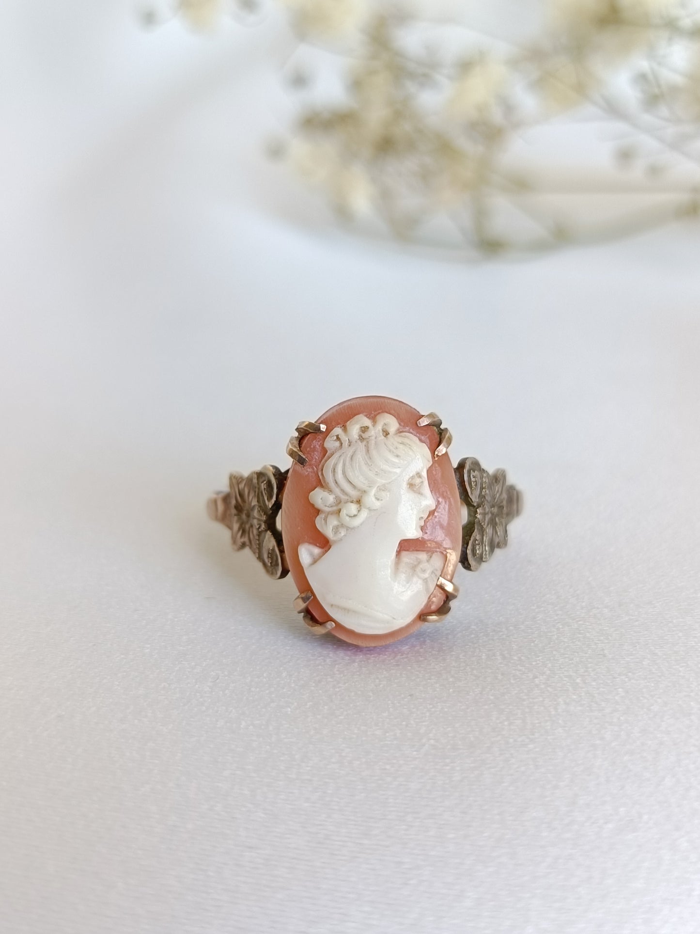 Vintage 1940's 9ct yellow gold shell cameo cocktail ring