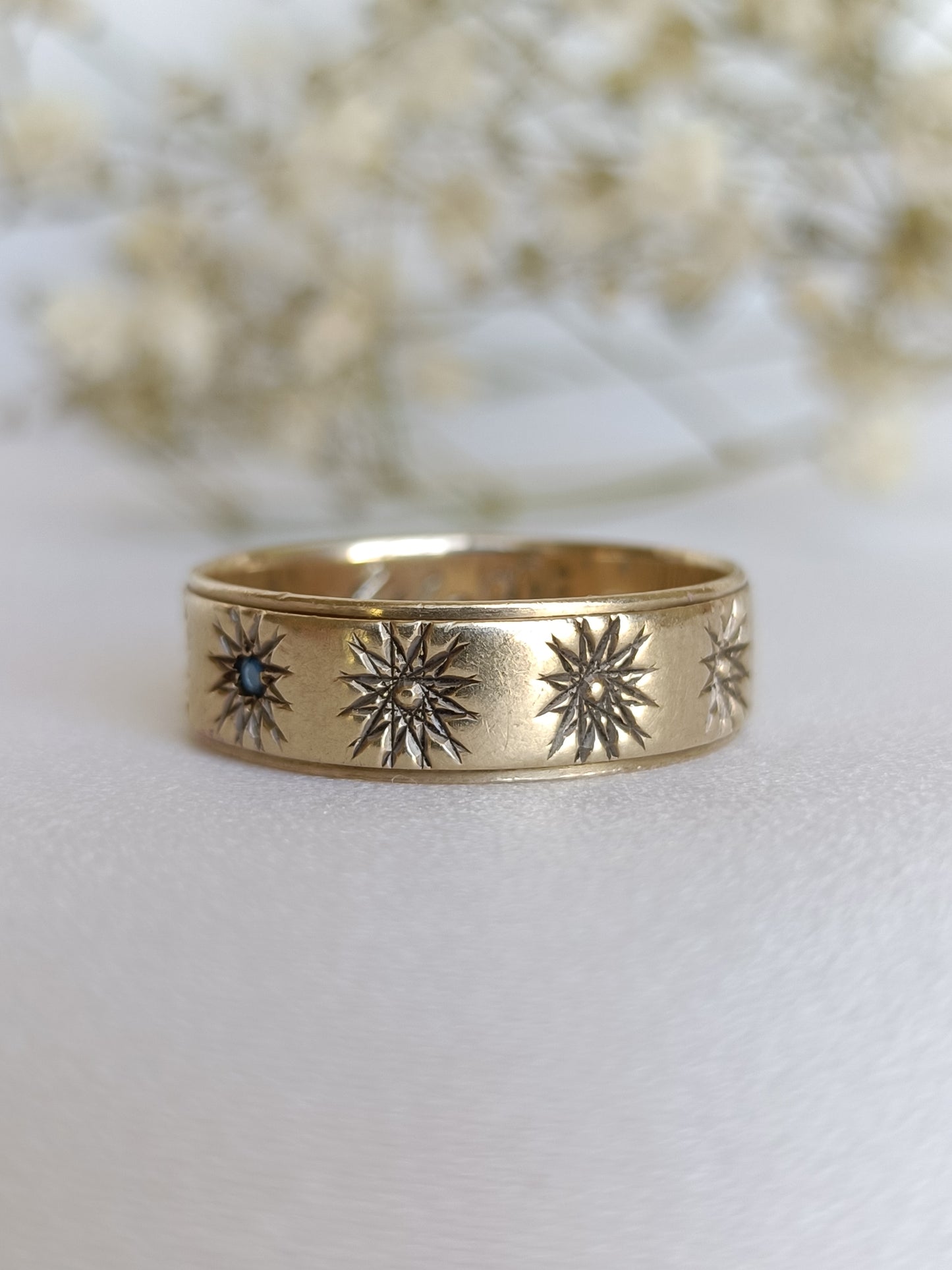 Vintage 1970's RSF 9ct yellow gold & blue spinel star etched band ring