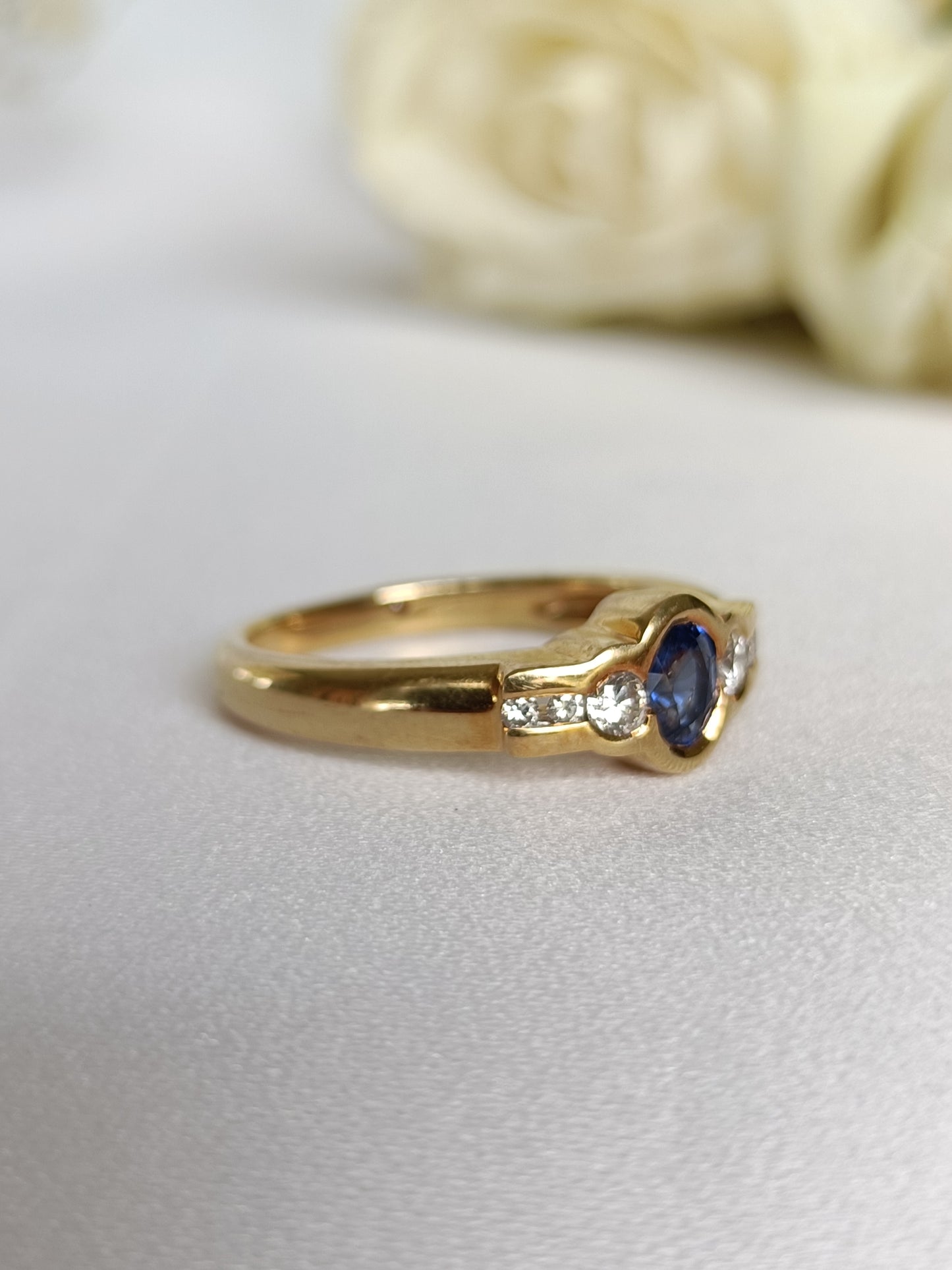 Exquisite solid 18ct yellow gold Bezel Set Sapphire & Diamond  ring