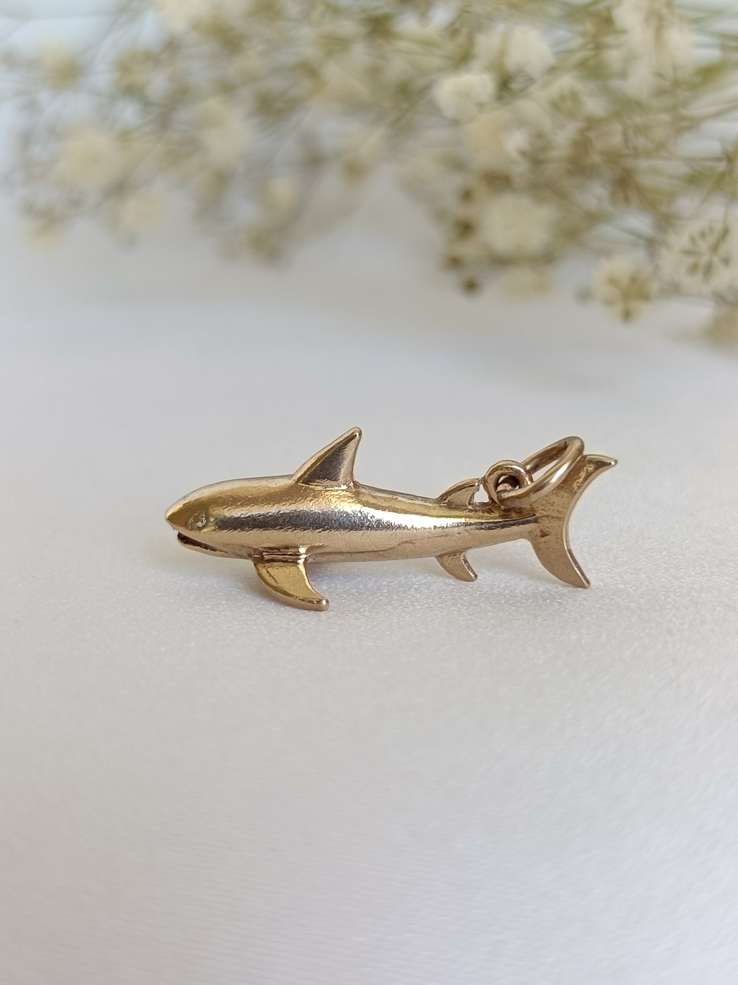 Vintage 1970 English crafted 9ct yellow gold shark charm or pendant