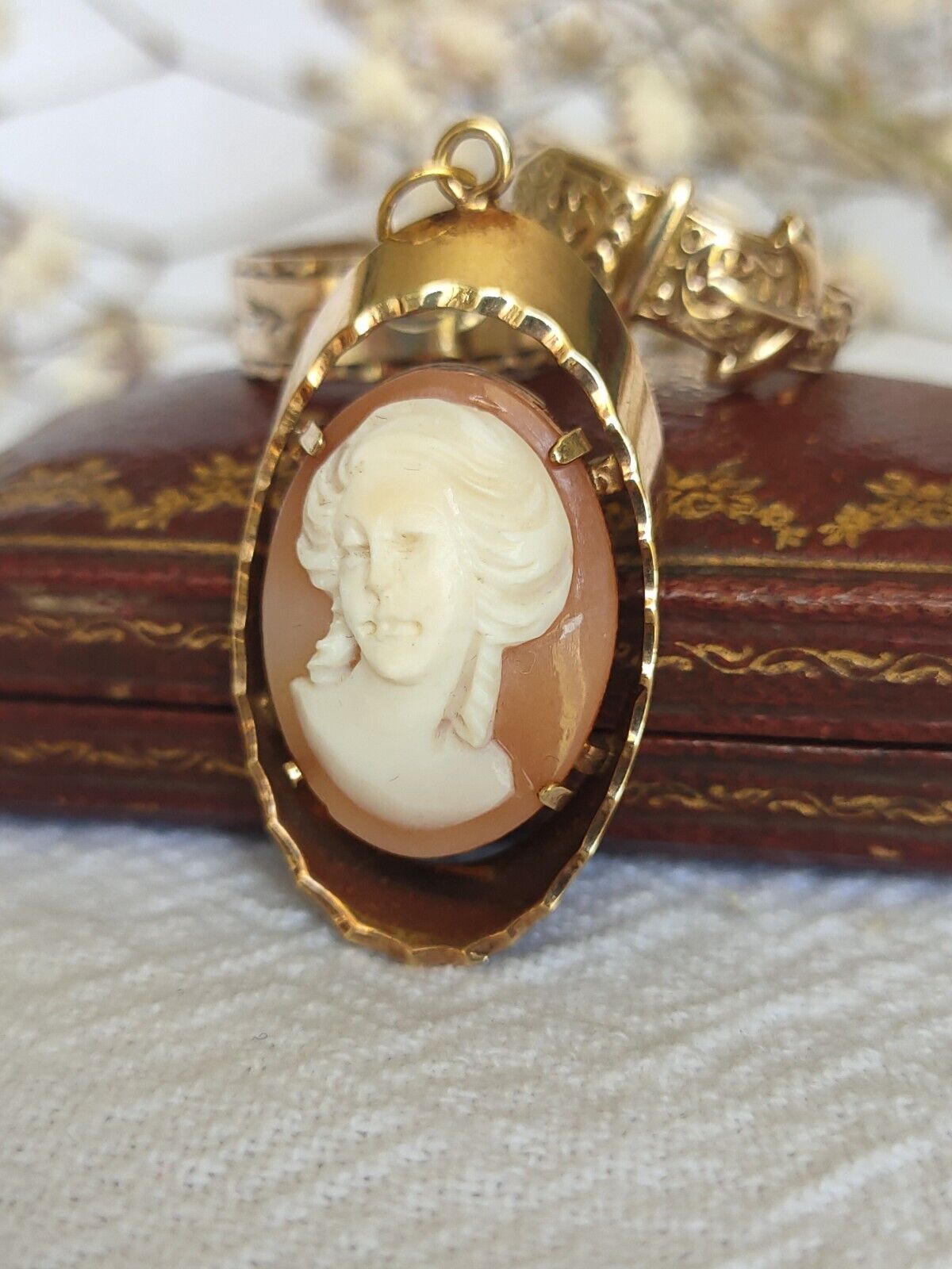 Vintage 1975 9ct yellow gold & Shell portrait cameo pendant 4.36grams