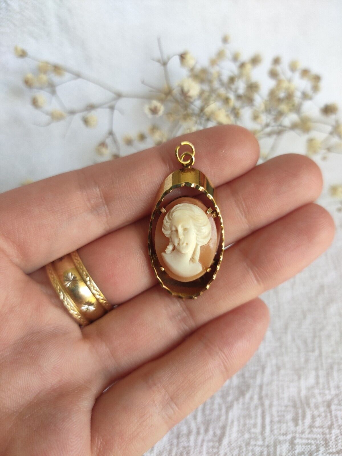 Vintage 1975 9ct yellow gold & Shell portrait cameo pendant 4.36grams