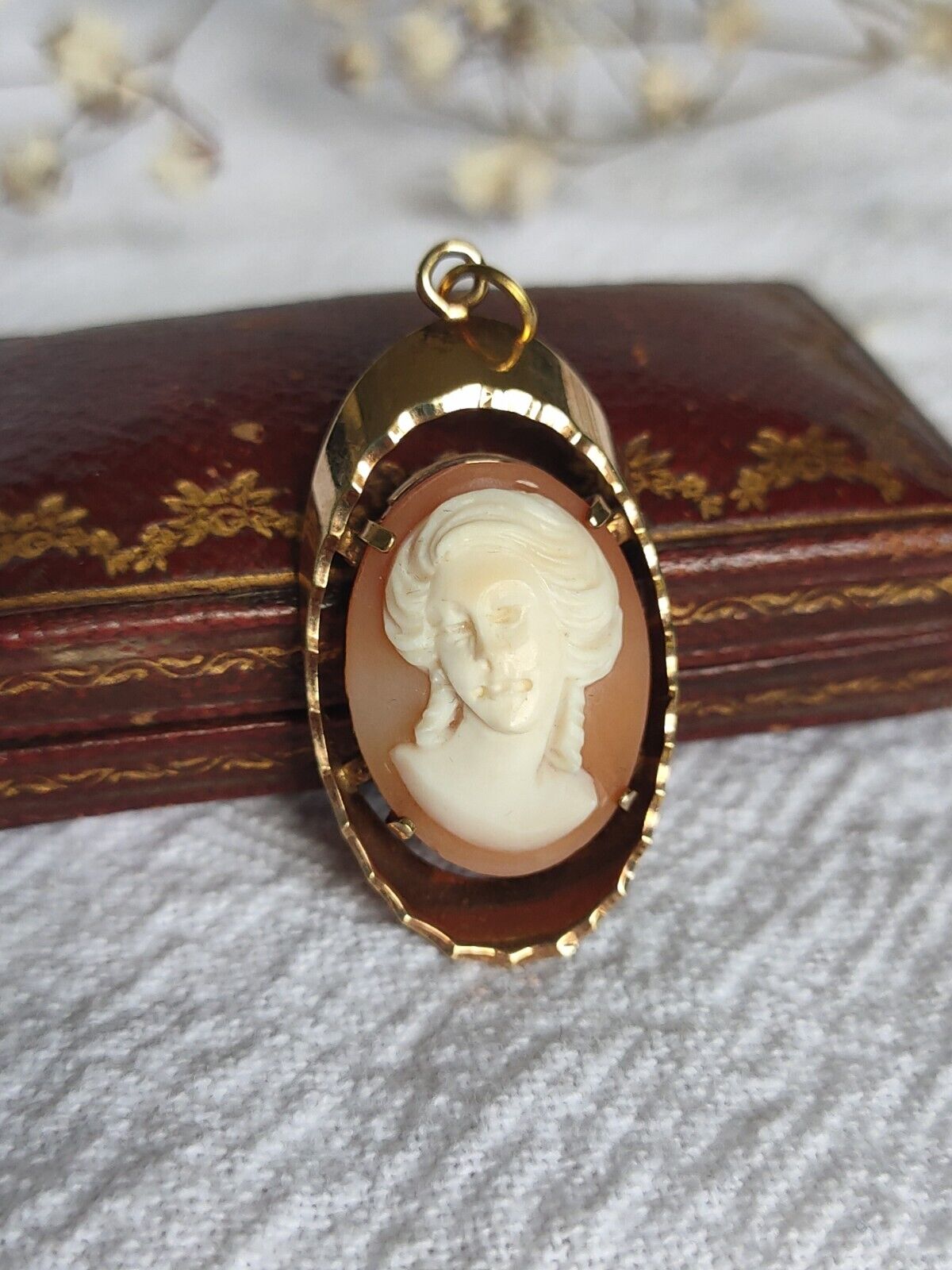 Vintage 1975 9ct yellow gold & Shell portrait cameo pendant 4.36grams