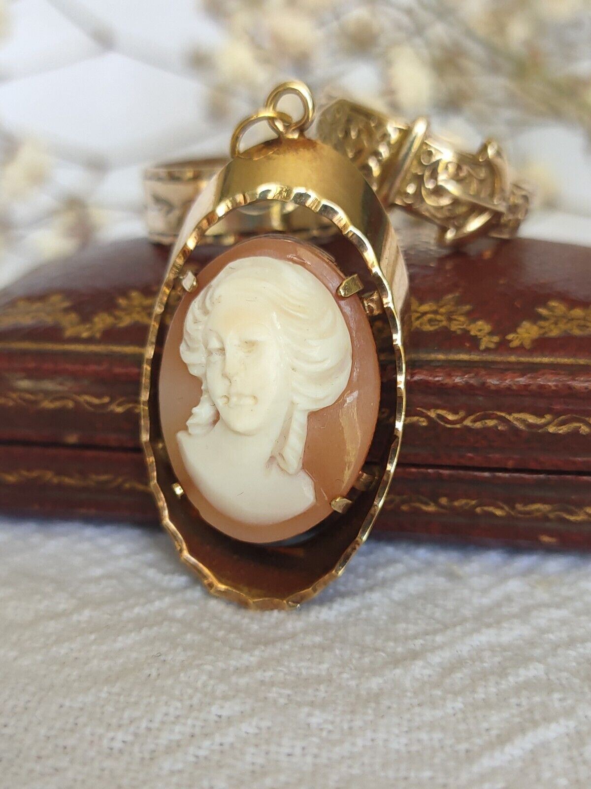 Vintage 1975 9ct yellow gold & Shell portrait cameo pendant 4.36grams